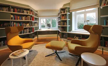 Innenarchitekt und Interior Designer Andreas Ptatscheck, München, plante die moderne Bibliothek und realisierte sie als hochwertigen Schreinereinbau.