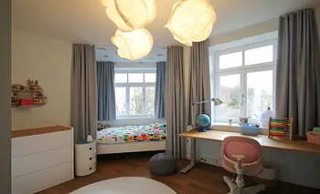 Das Büro für Innenarchitektur eswerderaum in München plante das phantasievolle Kinderzimmer mit einem Himmelbett.