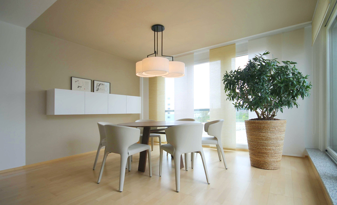 Modern gestaltetes Speisezimmer mit maßgefertigten Möbeln, entworfen von Innenarchitekt in München