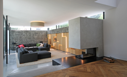 Modern eingerichtetes Wohnzimmer in München mit heller Innenarchitektur, gemütlicher Sofalandschaft, natürlichem Lichteinfall und klaren Linien – stilvolles Wohnraumdesign mit harmonischer Raumgestaltung.