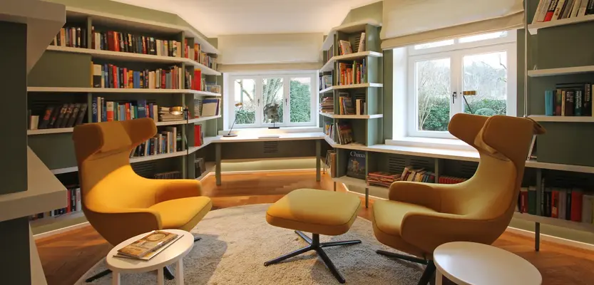 Innenarchitekt und Interior Designer Andreas Ptatscheck, München, plante die moderne Bibliothek und realisierte sie als hochwertigen Schreinereinbau.